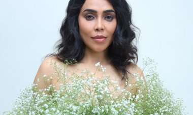 निकिता रावल के फूलों से ढके बोल्ड लुक ने मचाया बवाल