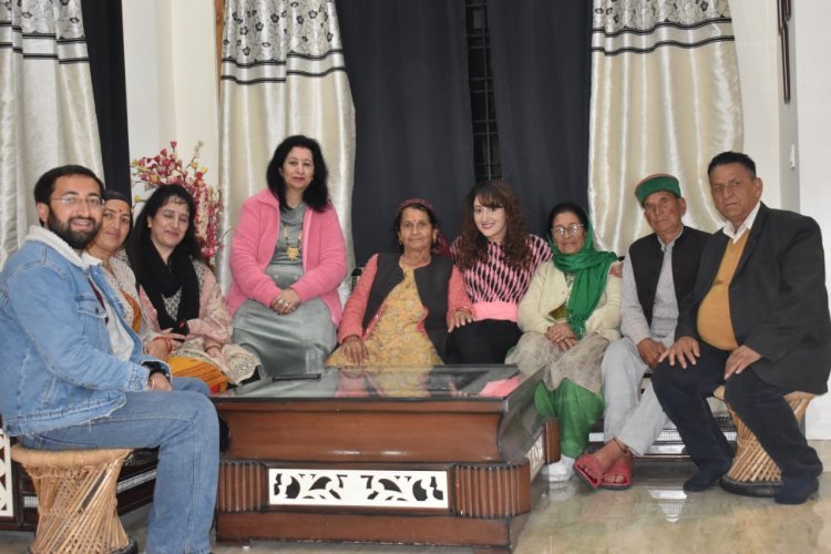 शिव्या पठानिया हिमाचल प्रदेश में परिवार के साथ छुट्टियों का आनंद ले रही है