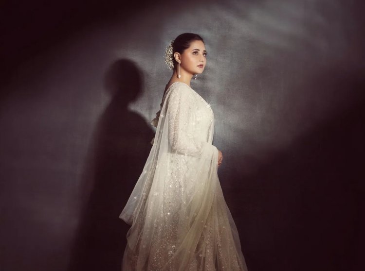 रश्मि देसाई ने अपने नवीनतम पहनावे के साथ पारंपरिक फैशन लक्ष्य को साधा