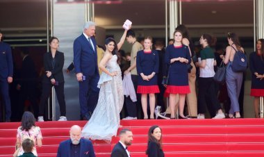 राजसी सिल्वर गाउन में इति आचार्य ने कान्स फिल्म फेस्टिवल 2023 में अपनी दूसरी झलक दिखाई