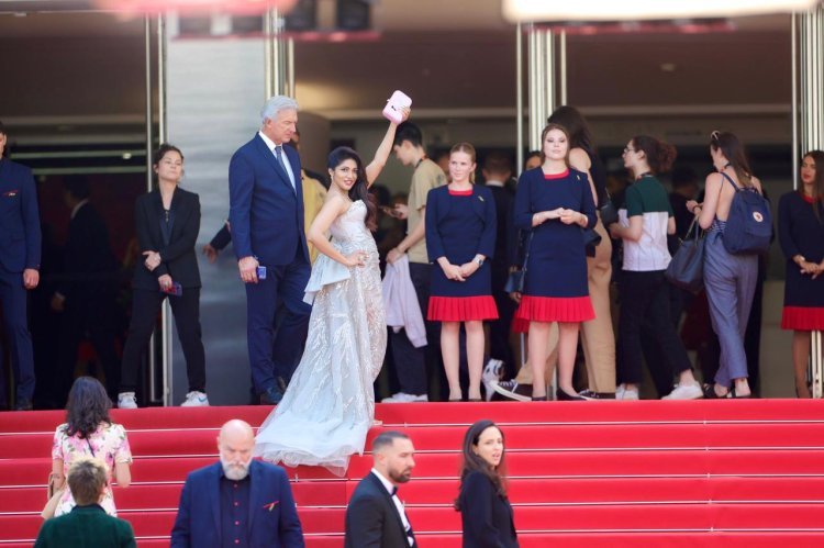 राजसी सिल्वर गाउन में इति आचार्य ने कान्स फिल्म फेस्टिवल 2023 में अपनी दूसरी झलक दिखाई