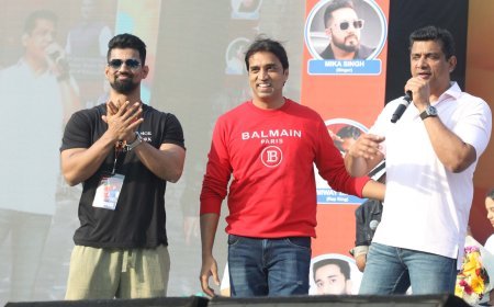 मीका सिंह, हंसराज हंस सहित कई हस्तियों ने असलम शेख द्वारा आयोजित मलाड मस्ती की शोभा बढ़ाई