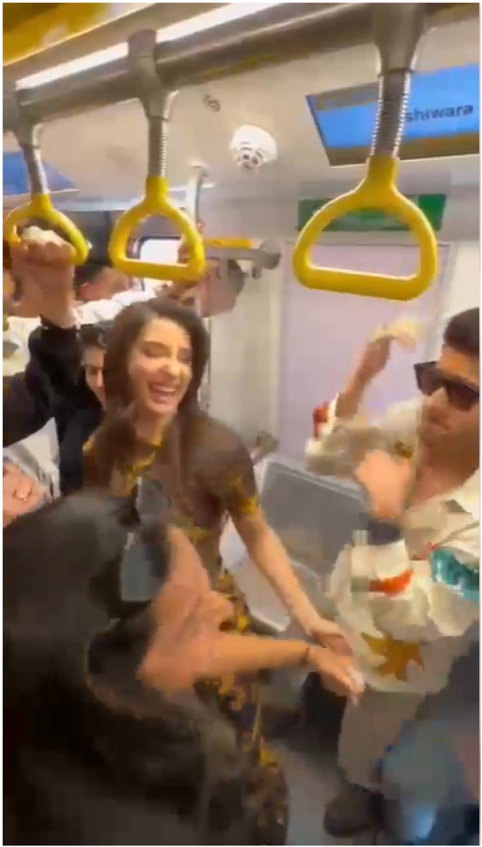 फिल्म 'मडगांव एक्सप्रेस' की कास्ट, दिव्येंदु, अविनाश तिवारी, और नोरा फतेही ने मुंबई मेट्रो में फैंस के साथ 'बेबी ब्रिंग इट ऑन' गाने पर मचाया धमाल