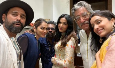 Isha Koppikar Narang Reached Maharashtra CM Eknath Shinde's house for Ganesh Darshan looking beautiful in Traditional Fashion