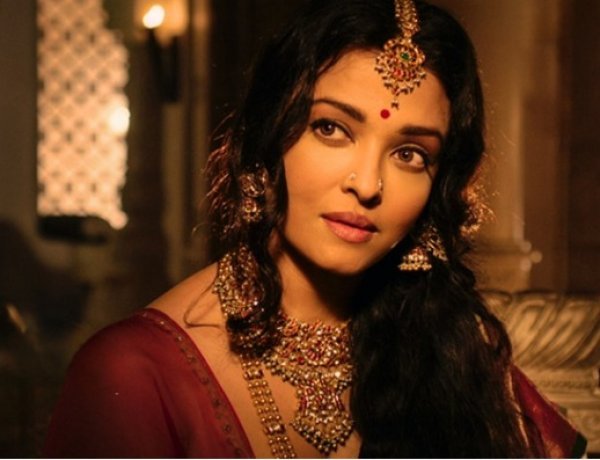 Aishwarya Rai Bachchan as Nandini looks mesmerising in viral BTS pic from Ponniyin Selvan