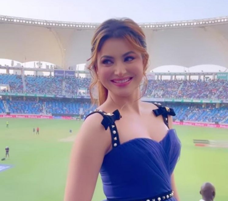 Urvashi Rautela supports India with all love as she enjoys the Asian Cup India Pakistan Match