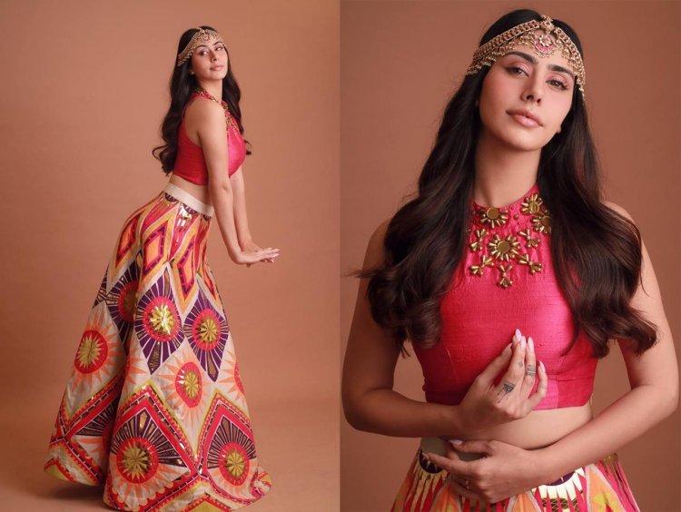 Ouch! Warina Hussain Amps Up Her Fashion Game In This Navratri Look