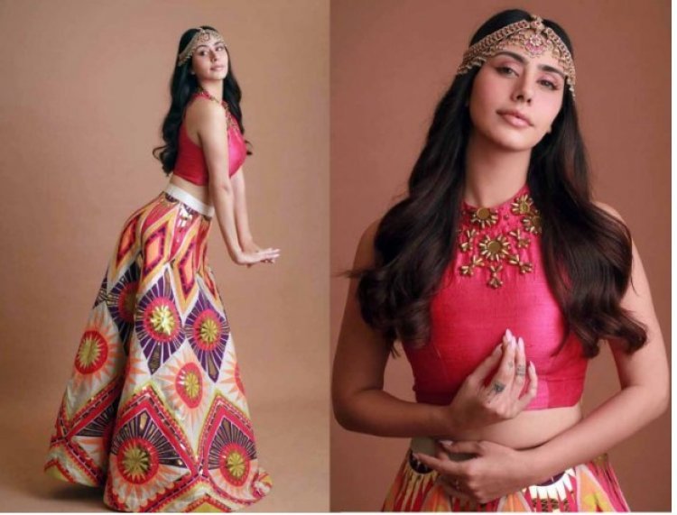 Ouch! Warina Hussain Amps Up Her Fashion Game In This Navratri Look