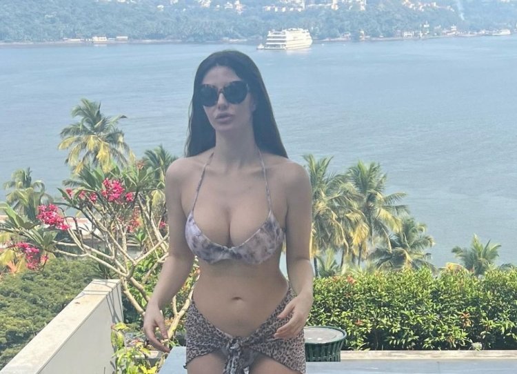 Giorgia Andriani Sets Mercury Rising During Winter In Sexy Bold Bikini & Netizens can't keep calm