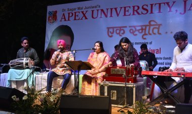 अपेक्स यूनिवर्सिटी की ओर से आयोजित भजन संध्या में अनुराधा पौडवाल ने बहाई भक्ति रस की गंगा।