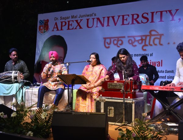 अपेक्स यूनिवर्सिटी की ओर से आयोजित भजन संध्या में अनुराधा पौडवाल ने बहाई भक्ति रस की गंगा।