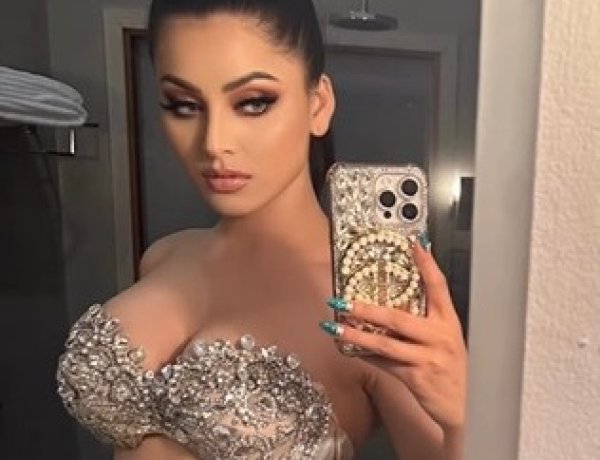 Urvashi Rautela Exudes Hotness and Creates Havoc On Internet In An Embellished Bralette Mirror Selfie Look