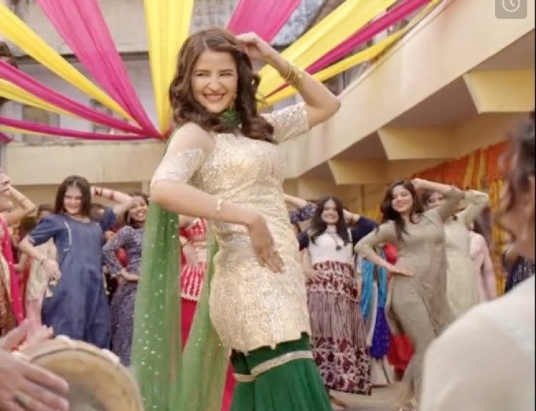 Sunidhi Chauhan wave with the song 'Masti Gad Gad'  from 'Pyaar Hai Toh Hai'