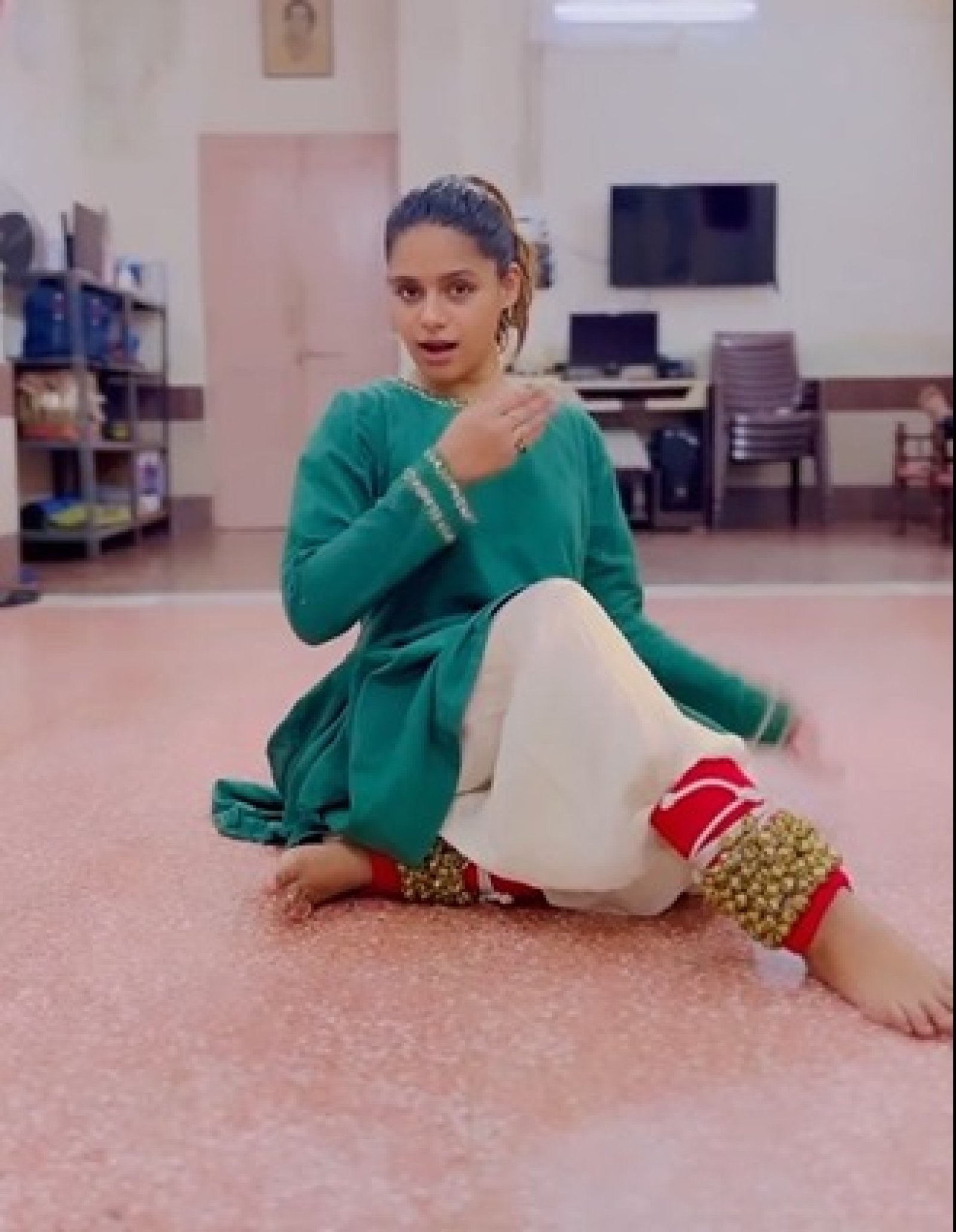 After Jhanvi Kapoor, Kangana Ranaut Actress Pranati Rai Prakash Learns Kathak From Indian Classical  Guru Rajendra Chaturvedi