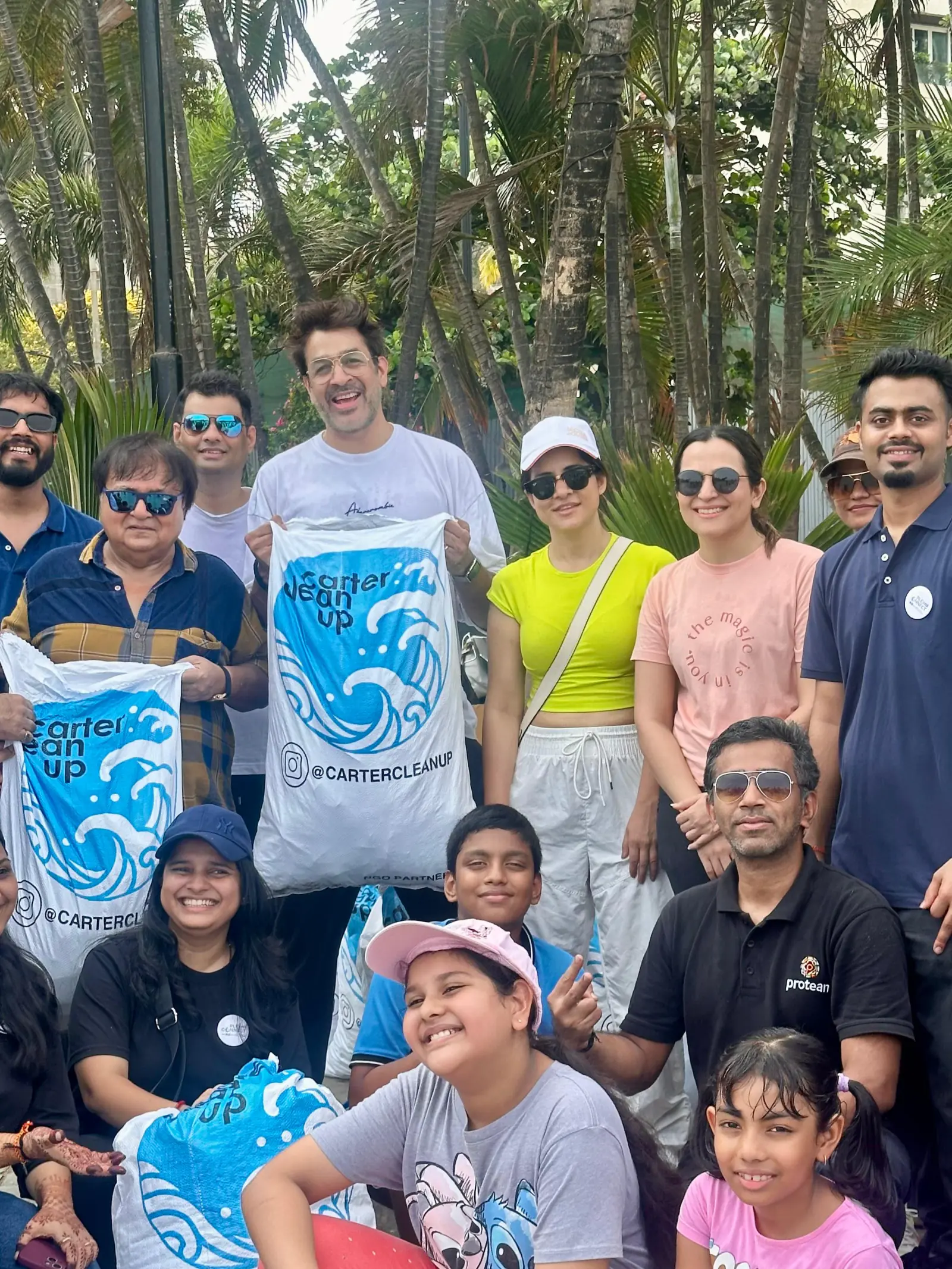 Actress Simple Kaul took part in a beach cleaning campaign in Bandra
